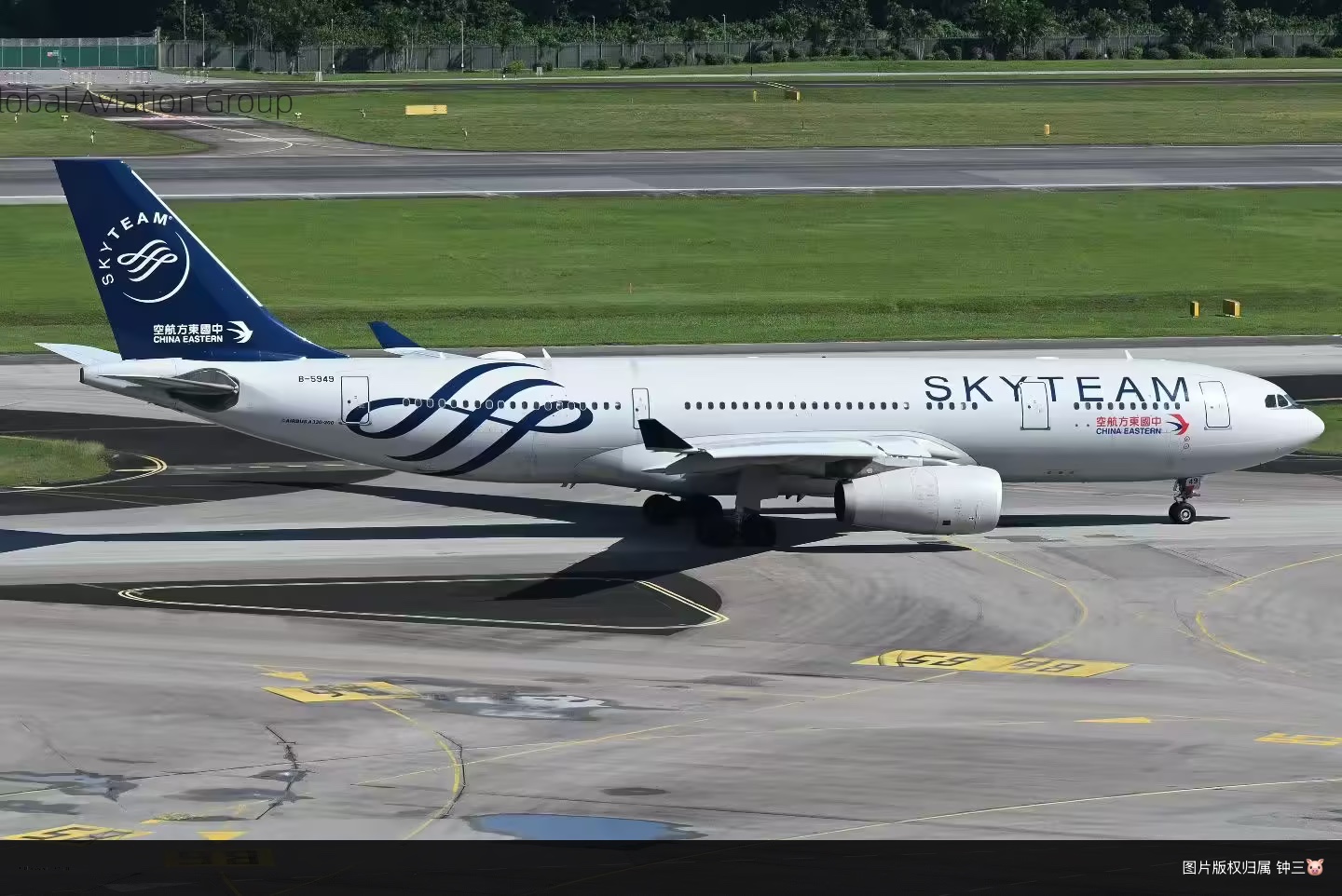 东方航空天 合联盟A 320-200落地樟宜机场