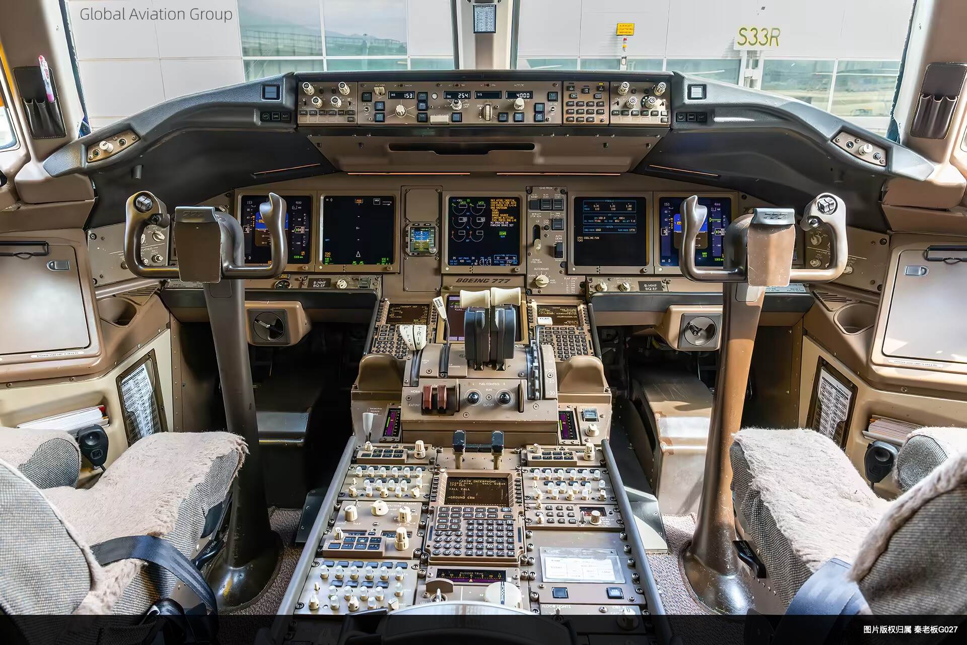 国泰航空B777-300驾驶舱